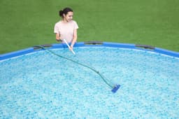 Accessoires Piscine Kit d'entretien pour piscines hors sol 6 pièces, épuisette, doseur flottant, thermomètre flottant, bandelettes de test, patch de réparation, manche alu 203 cm Bestway 1
