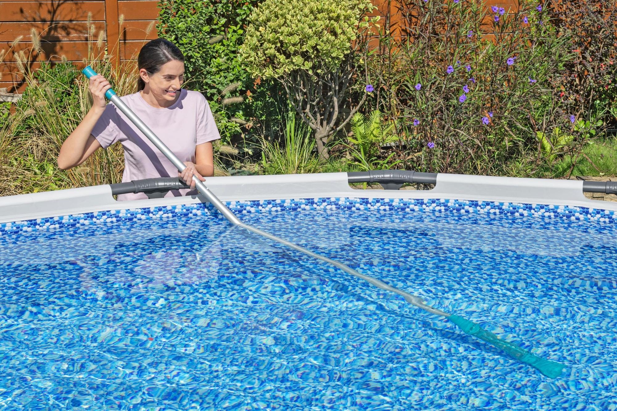 Accessoires Piscine Kit entretien piscine avec aspirateur et épuisette AquaSurge Bestway 1